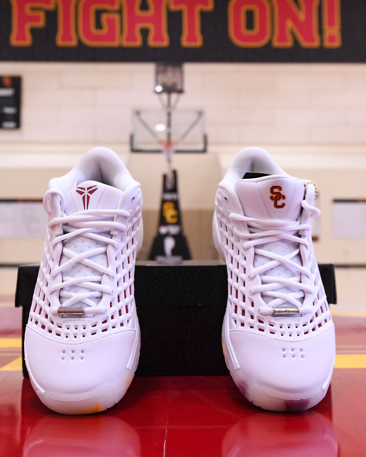 nike-kobe-3-low-protro-usc-trojans-pe-basquete-3