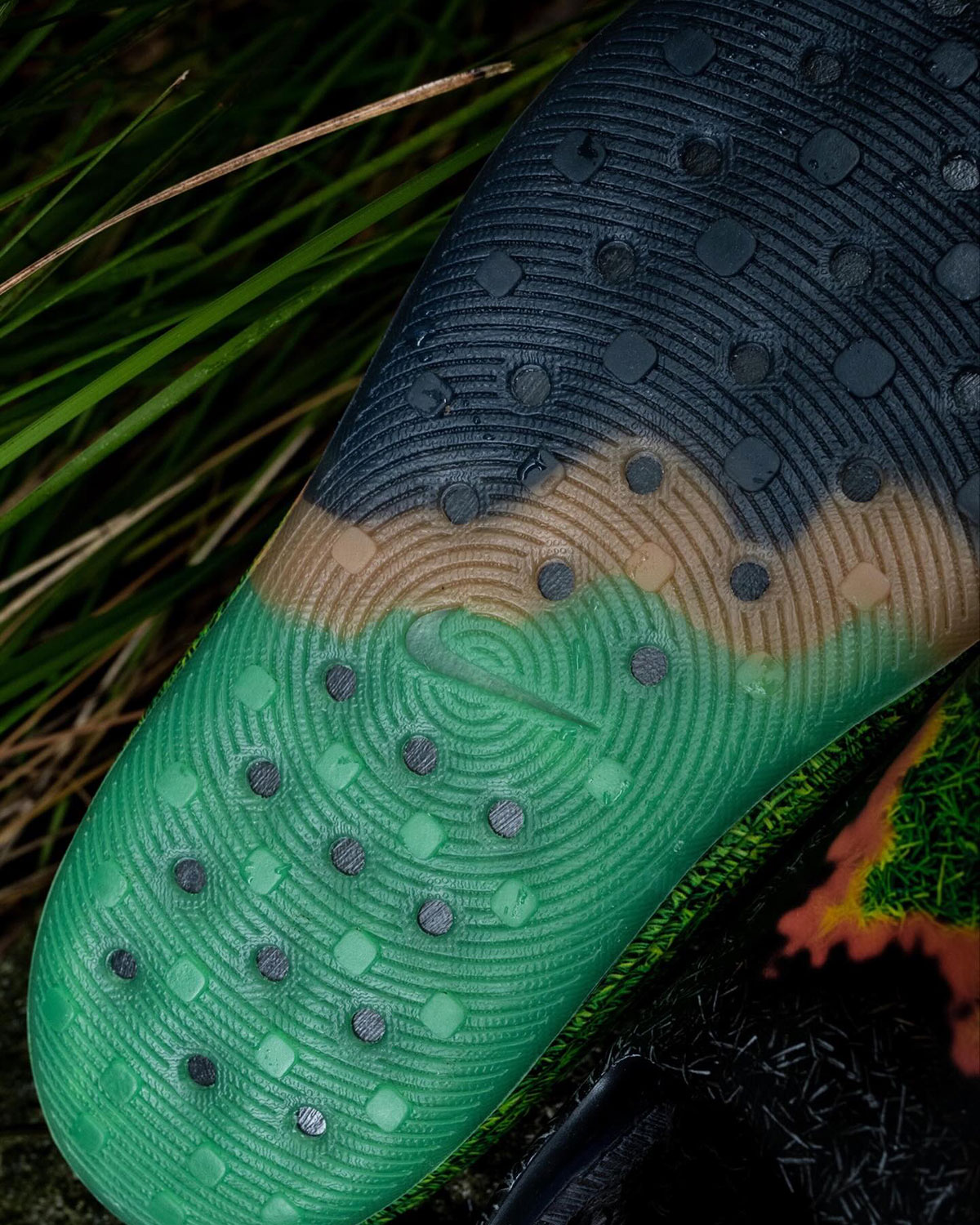 nike-reactx-rejuven8-slide-touch-grass-em-chamas-5