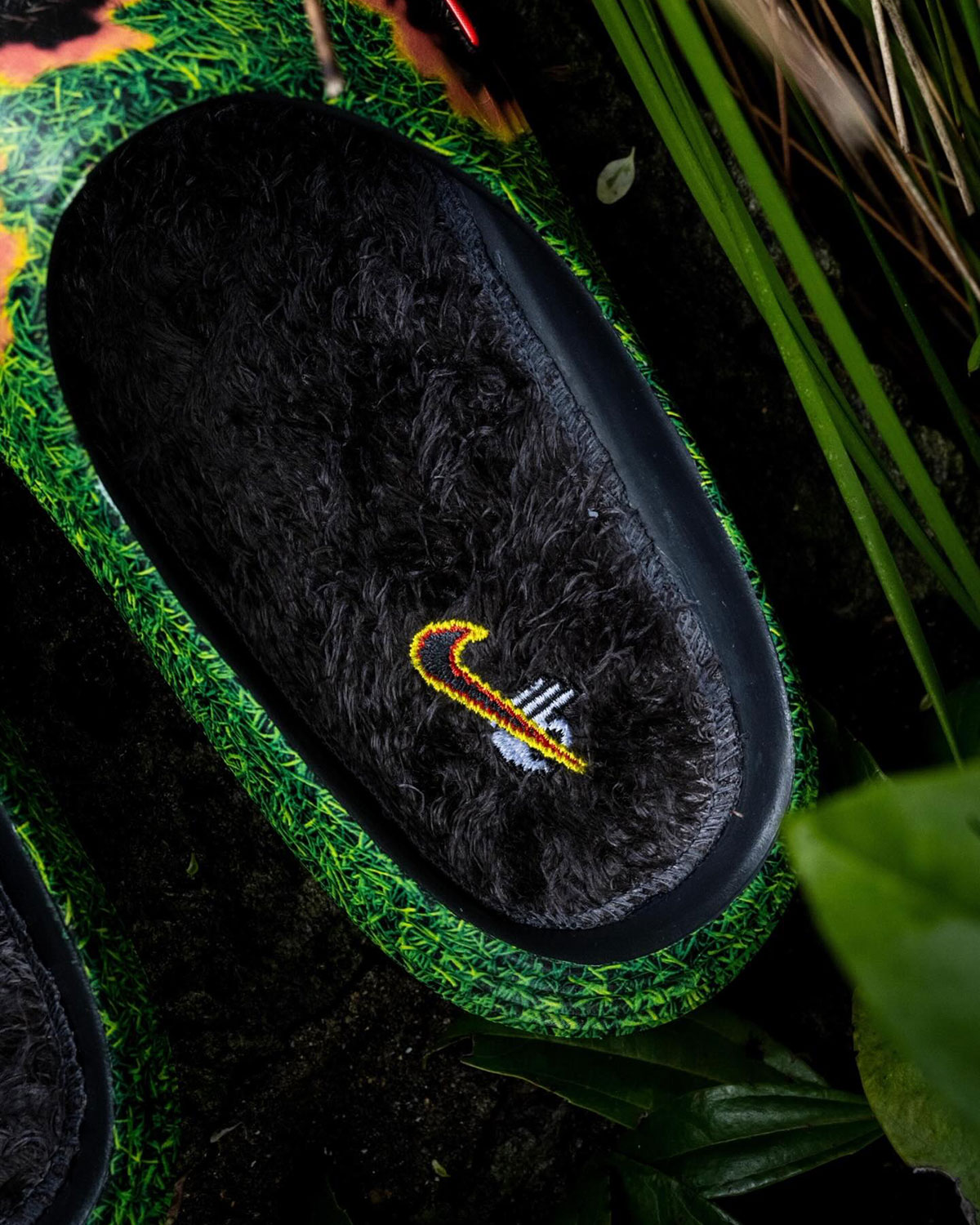 nike-reactx-rejuven8-slide-touch-grass-em-chamas-7