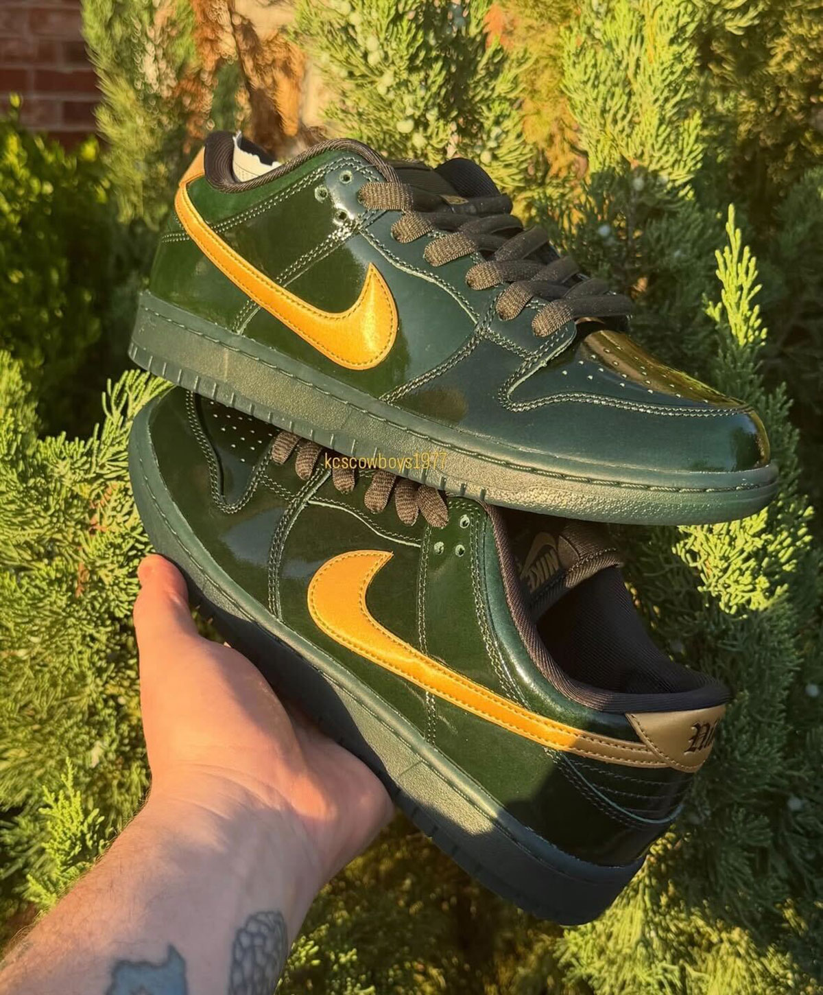 nike-sb-dunk-low-green-patent-lifestyle-2