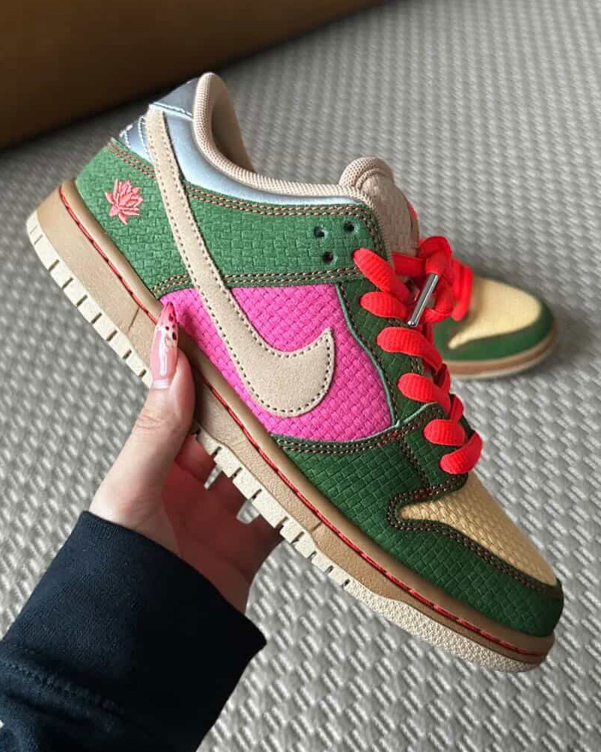 nike-sb-dunk-low-songkran-friends-family-cultural-2