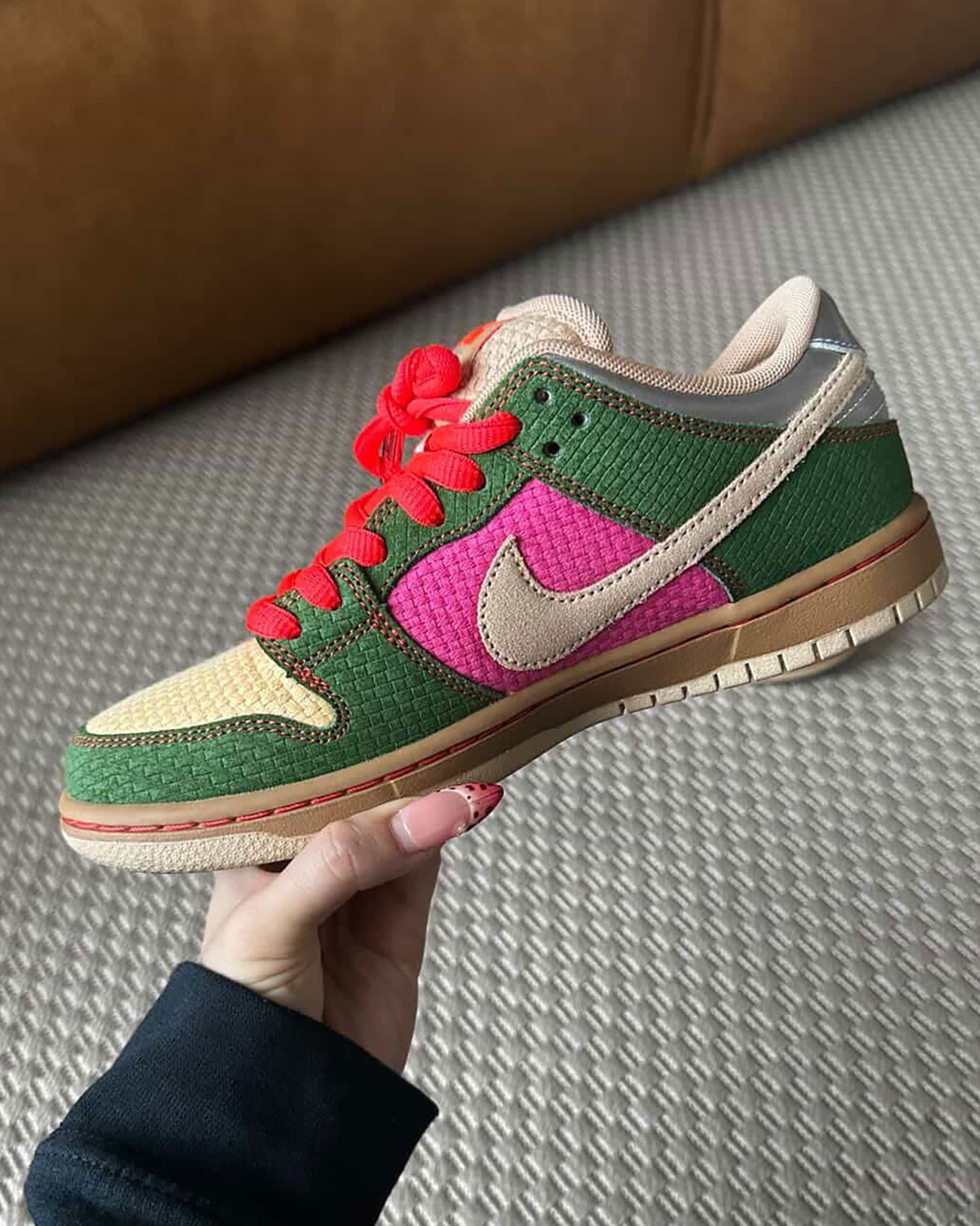 nike-sb-dunk-low-songkran-friends-family-cultural-3