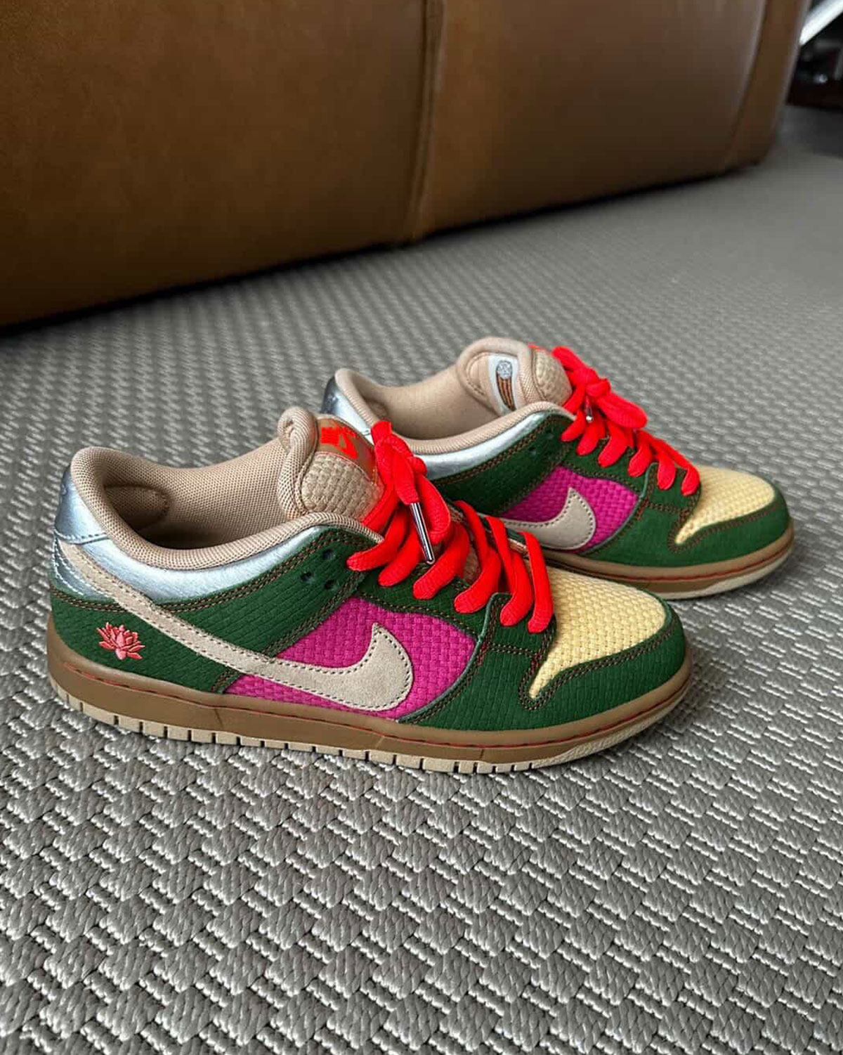 nike-sb-dunk-low-songkran-friends-family-cultural-4