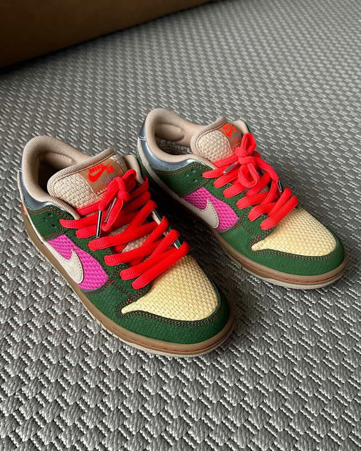 nike-sb-dunk-low-songkran-friends-family-cultural-5