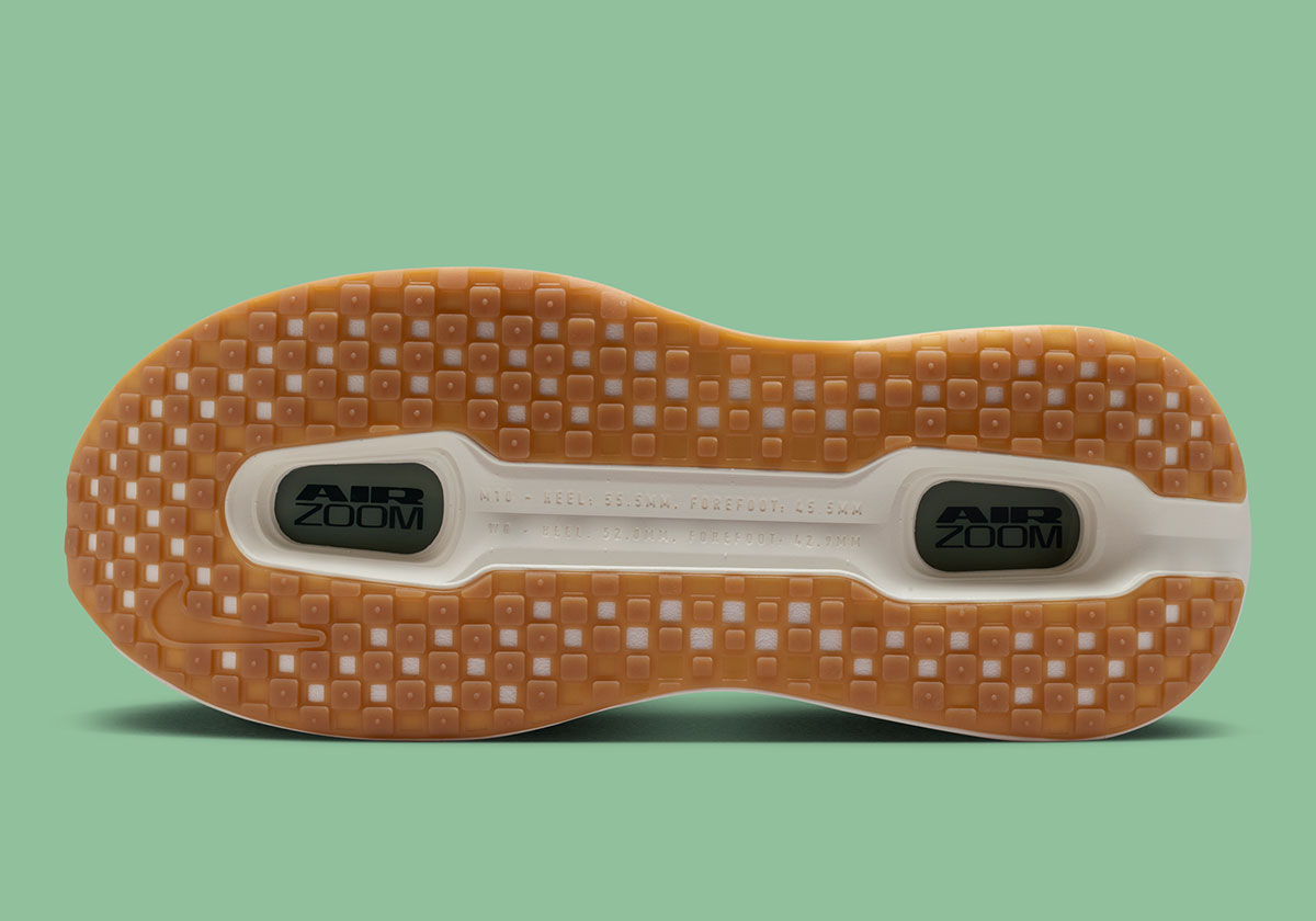 nike-vomero-premium-pale-ivory-sola-gum-lifestyle-7