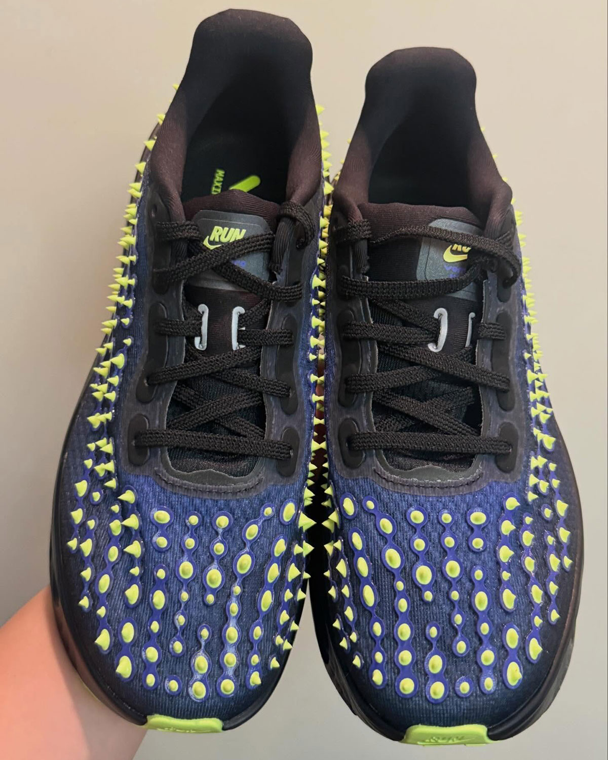 nike-vomero-premium-spikes-neon-visual-tropical-4