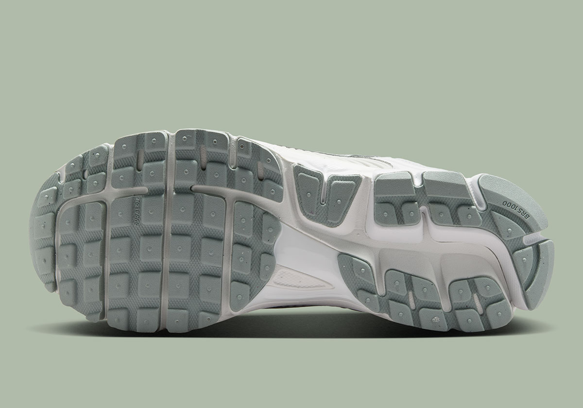 nike-zoom-vomero-5-grey-fog-tech-runner-7