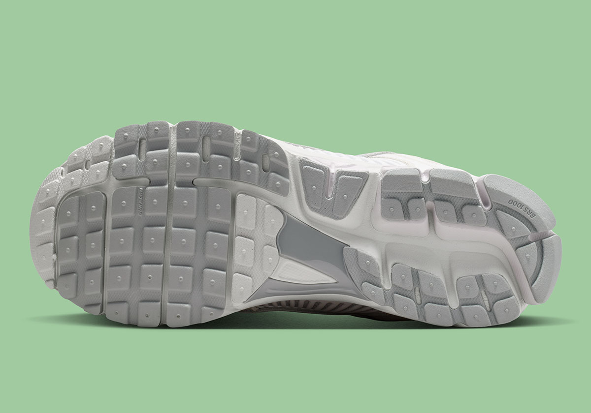 nike-zoom-vomero-5-vast-grey-cabedal-canvas-2026-4