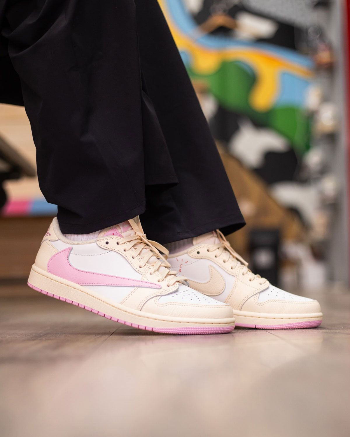 travis-scott-air-jordan-1-low-muslin-shy-pink-4