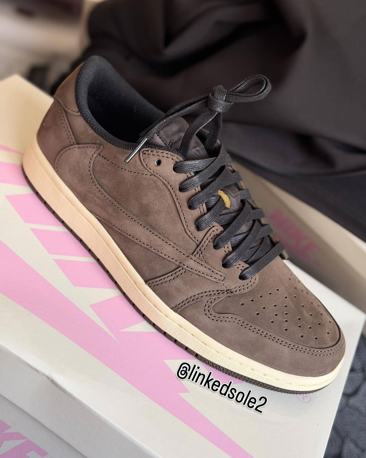 travis-scott-air-jordan-1-low-og-mocha-imagens-2