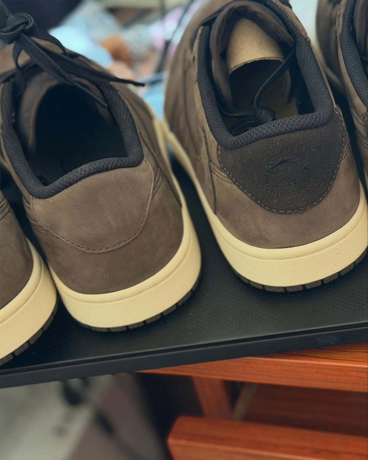 travis-scott-air-jordan-1-low-og-mocha-imagens-3
