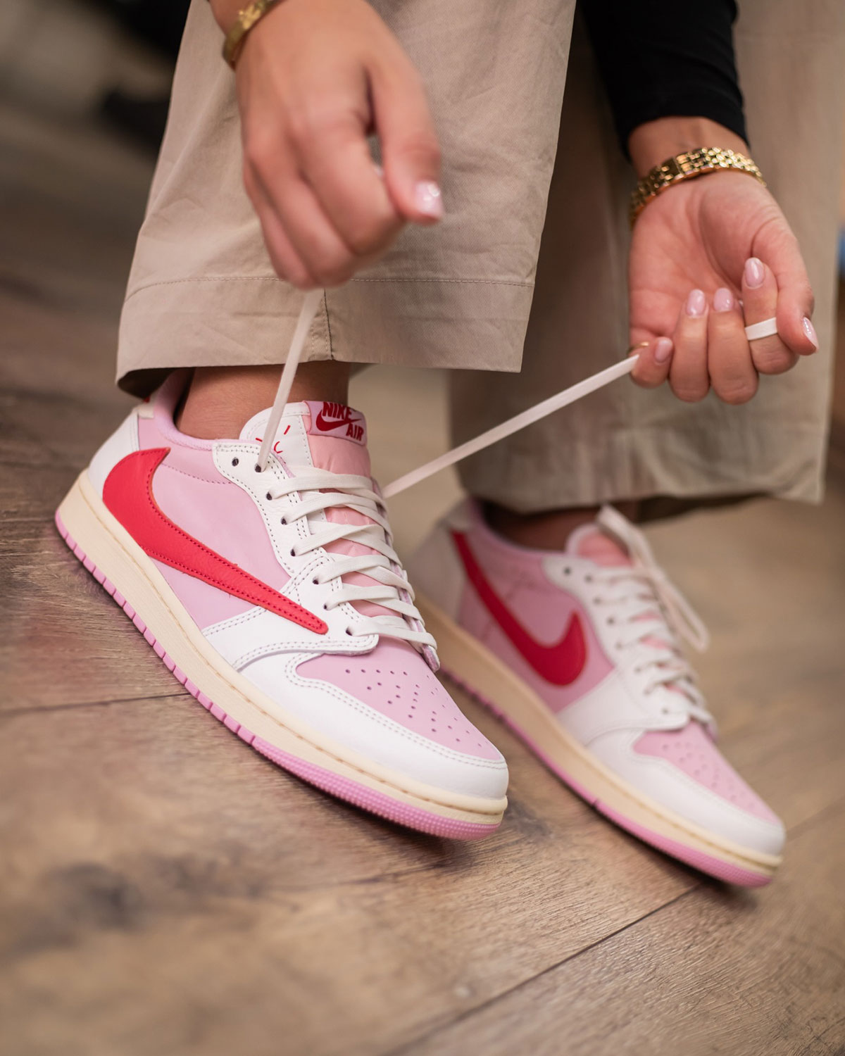 travis-scott-jordan-1-low-tropical-pink-maio-2026-2