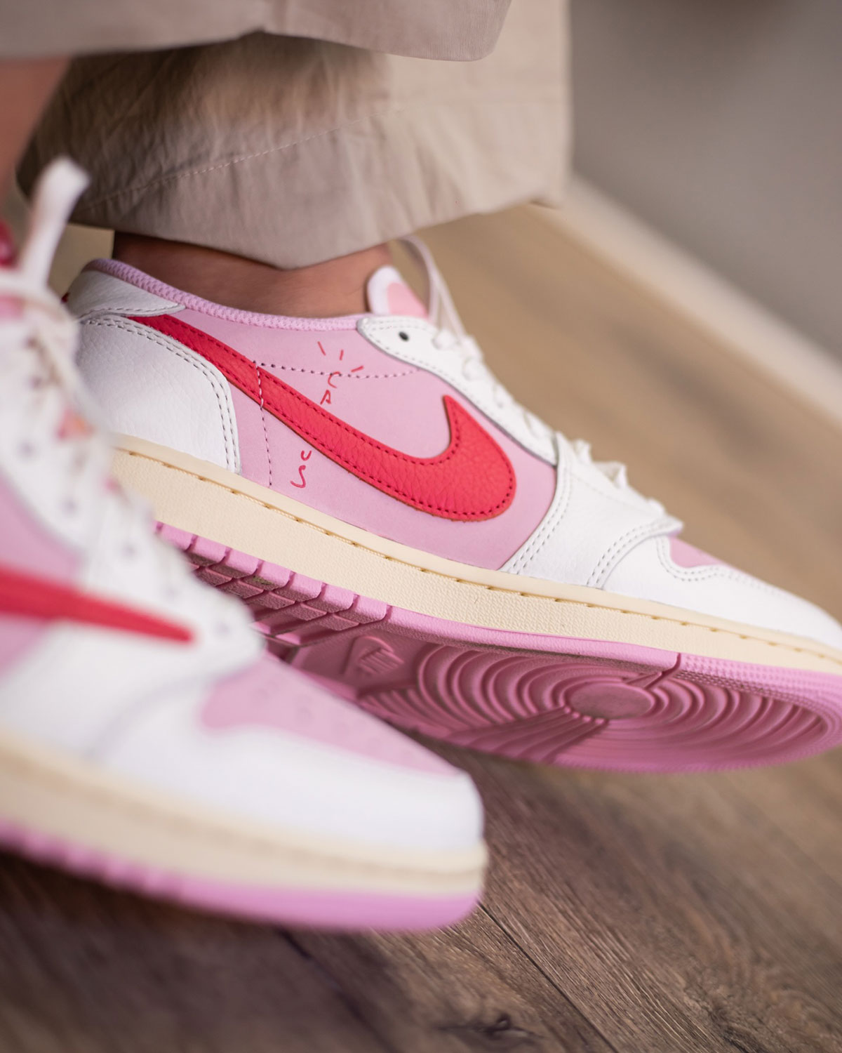 travis-scott-jordan-1-low-tropical-pink-maio-2026-4