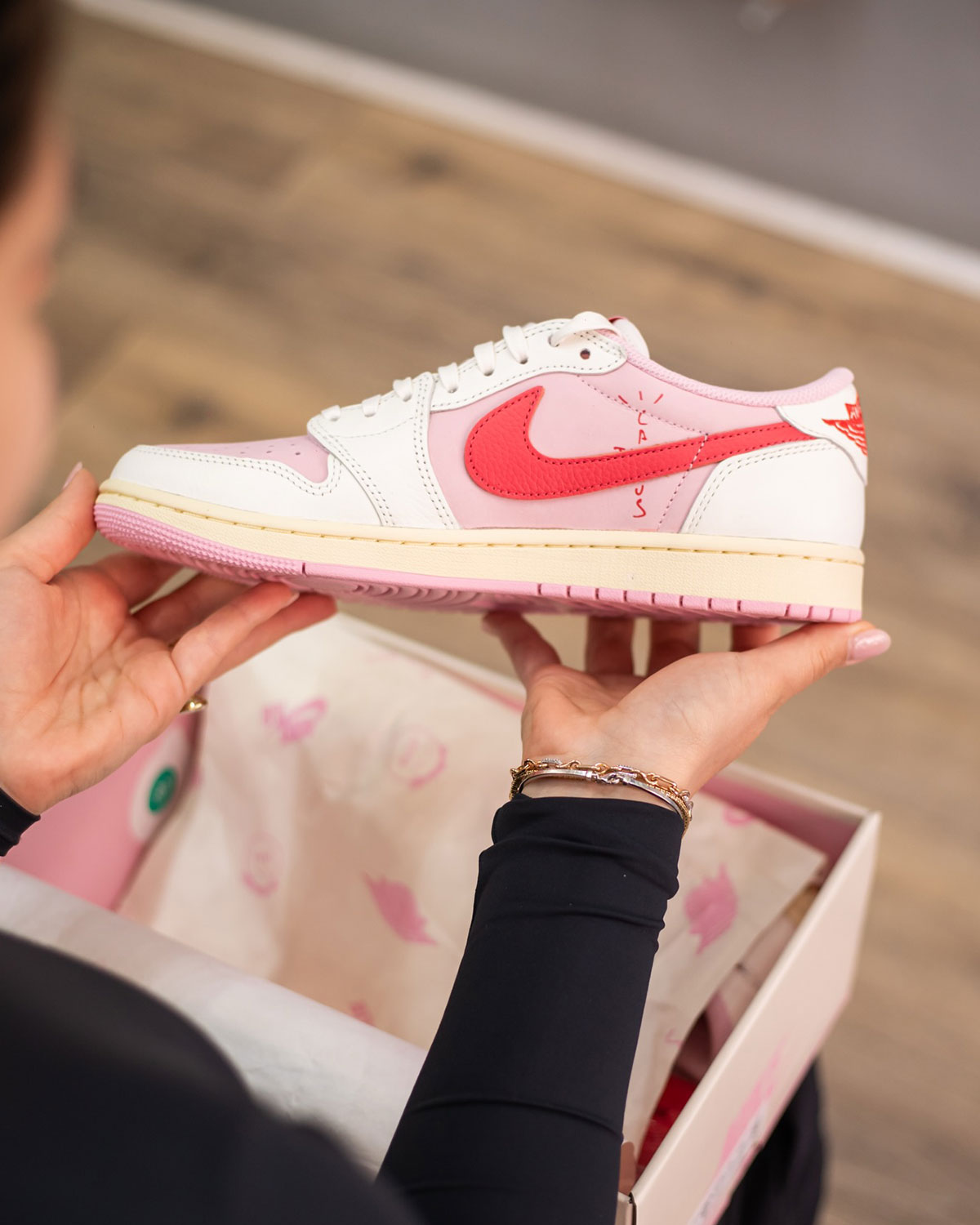 travis-scott-jordan-1-low-tropical-pink-maio-2026-5